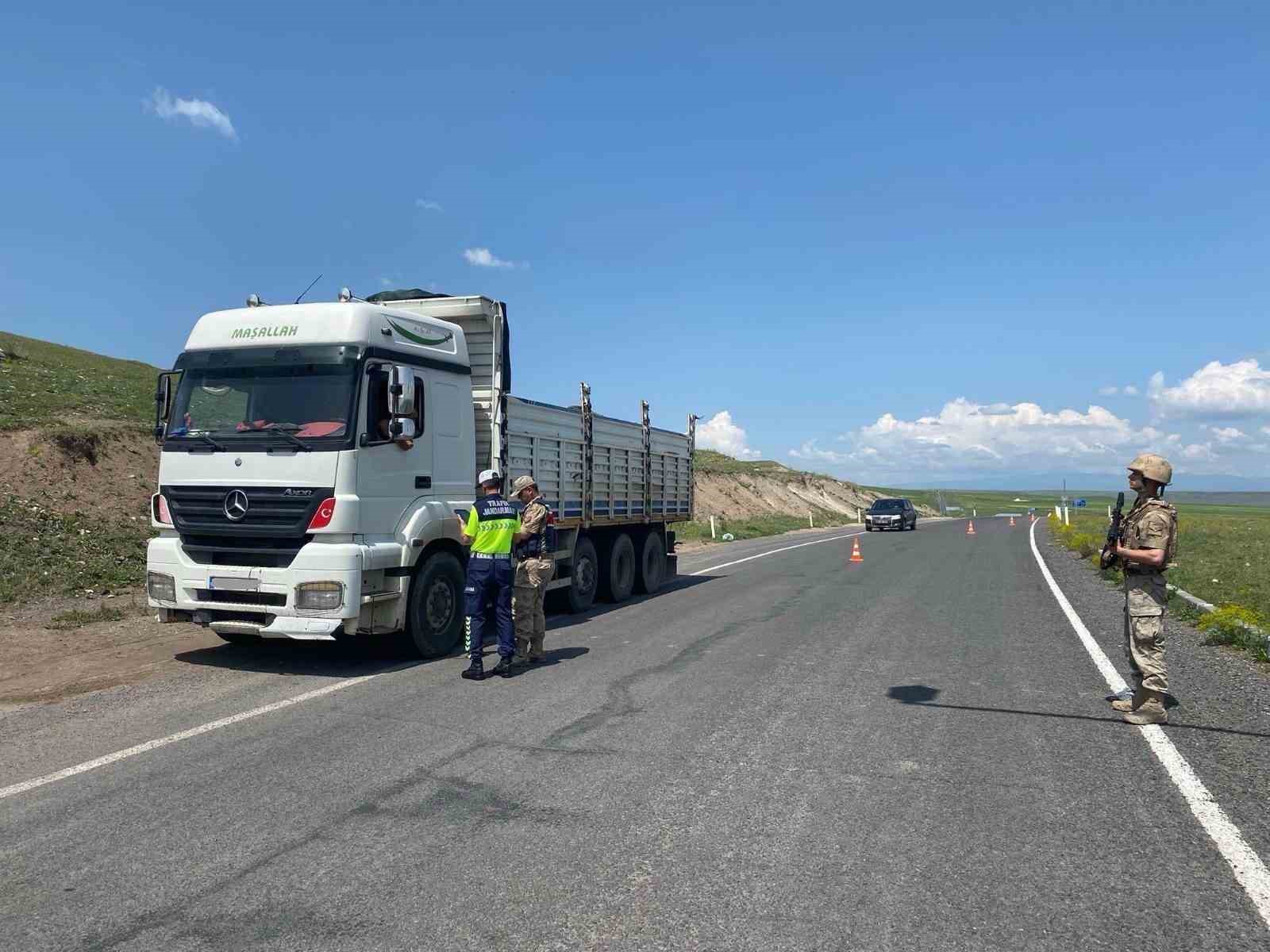 Kars’ta 32 ekip, 98 jandarmanın katımlıyla uygulama