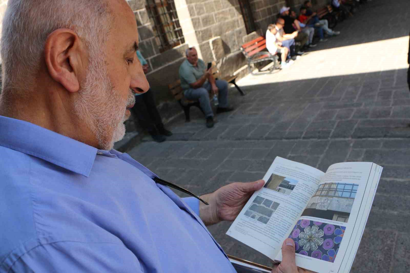 Diyarbakır Ulu Camii’nde bulunan 4. yüzyıla ait Latince kitabe ziyaretçileri etkiliyor