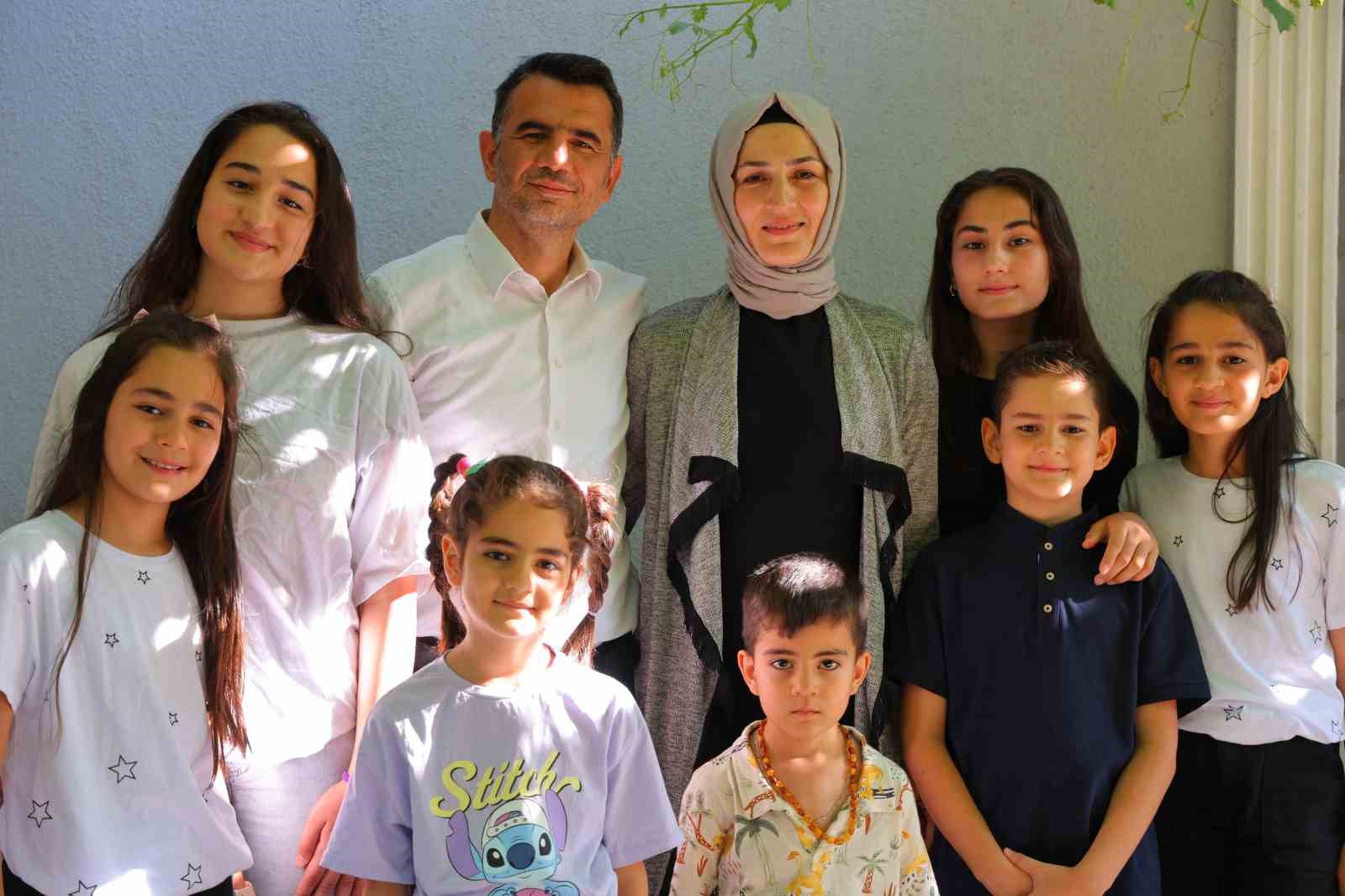 7 &ccedil;ocuklu &ouml;ğretmen &ccedil;ift tebess&uuml;m ettirdi
