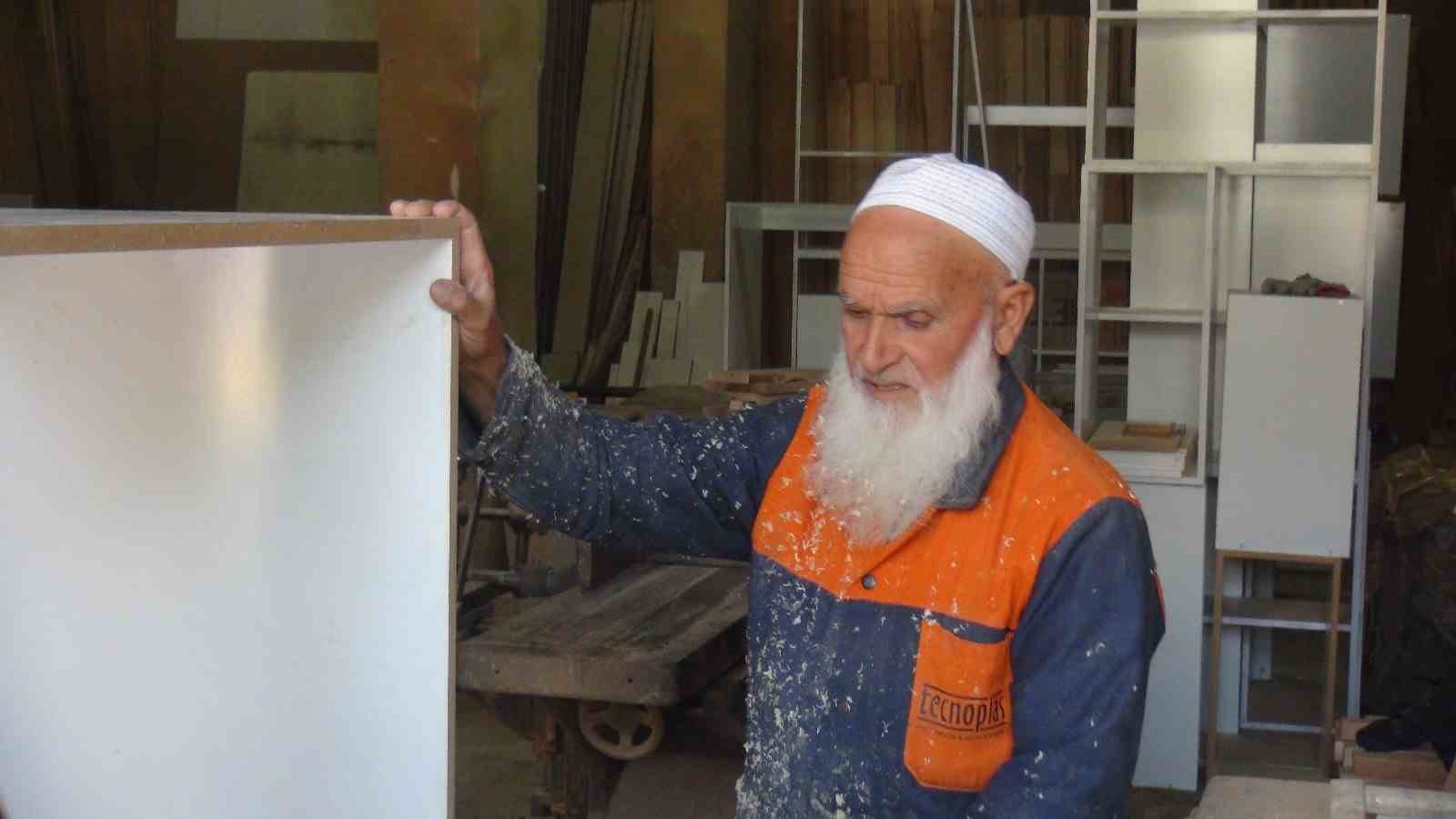 Marangoz baba ve 3 oğlu aynı mesleği yapmanın gururunu yaşıyor
