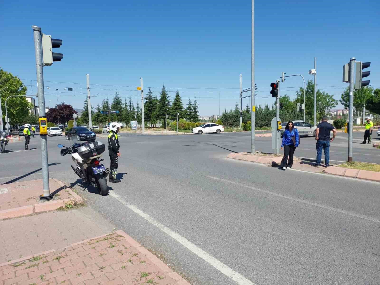 Kayseri Emniyeti ERÜ yerleşkesinde 90 adayı sınava yetiştirdi
