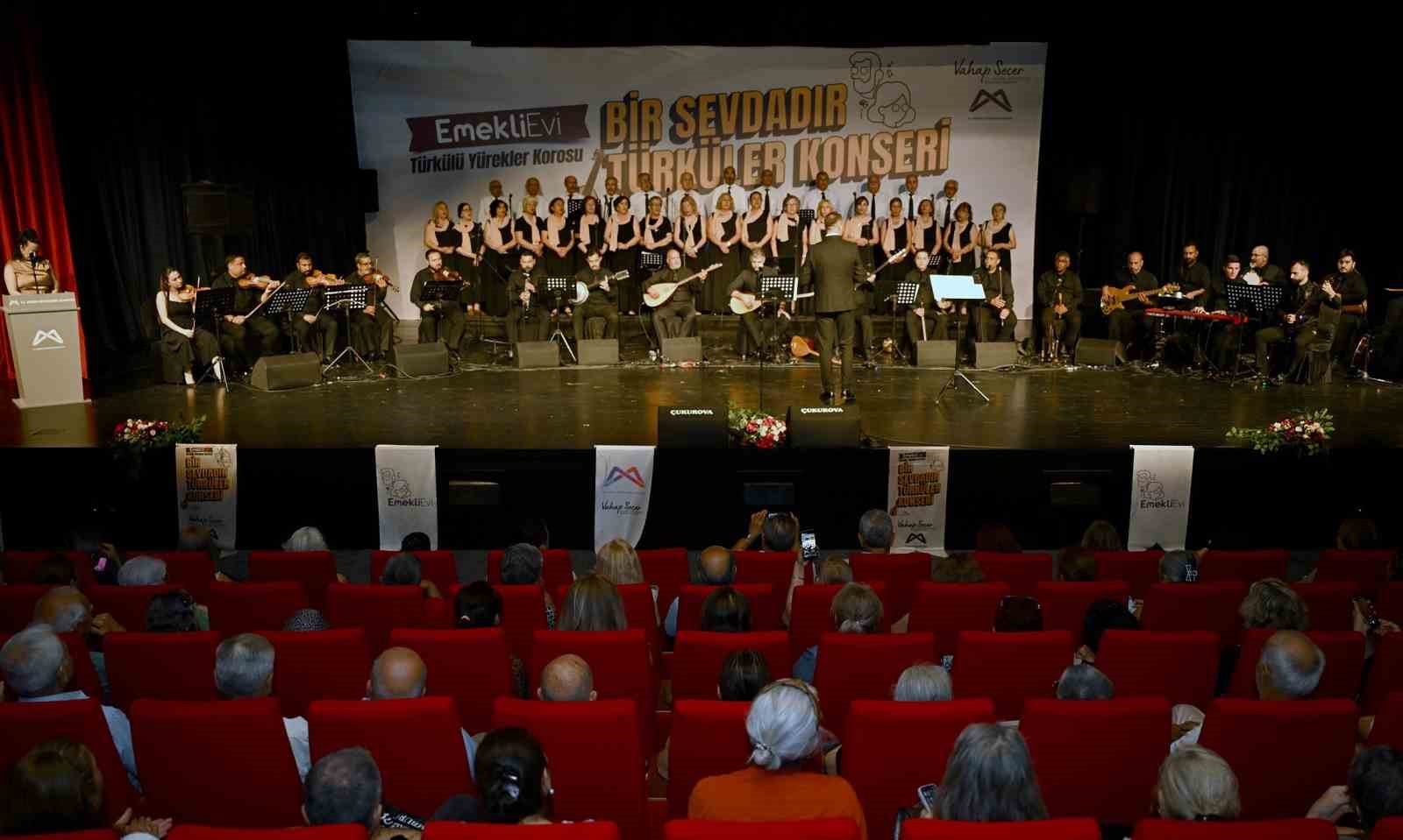 Mersin’de emekli korosundan duygu dolu türkü gecesi