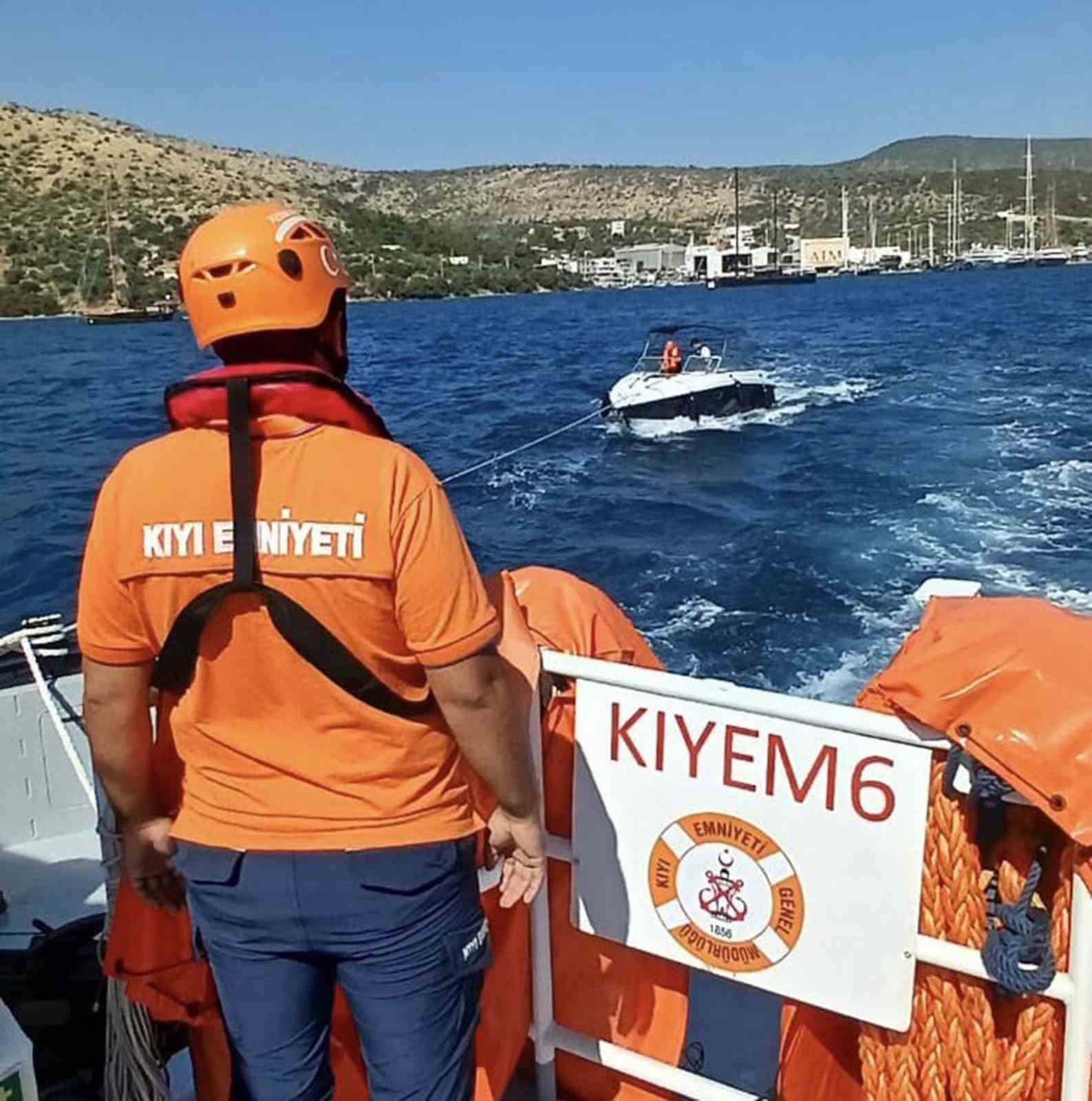 Bodrum’da içinde iki kişi bulunan ve sürüklenen tekne KIYEM ekiplerince kurtarıldı