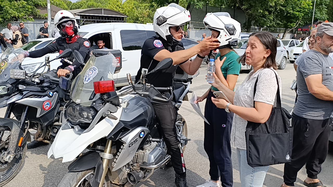 Kimliğini düşüren gencin imdadına yunus polisleri yetişti