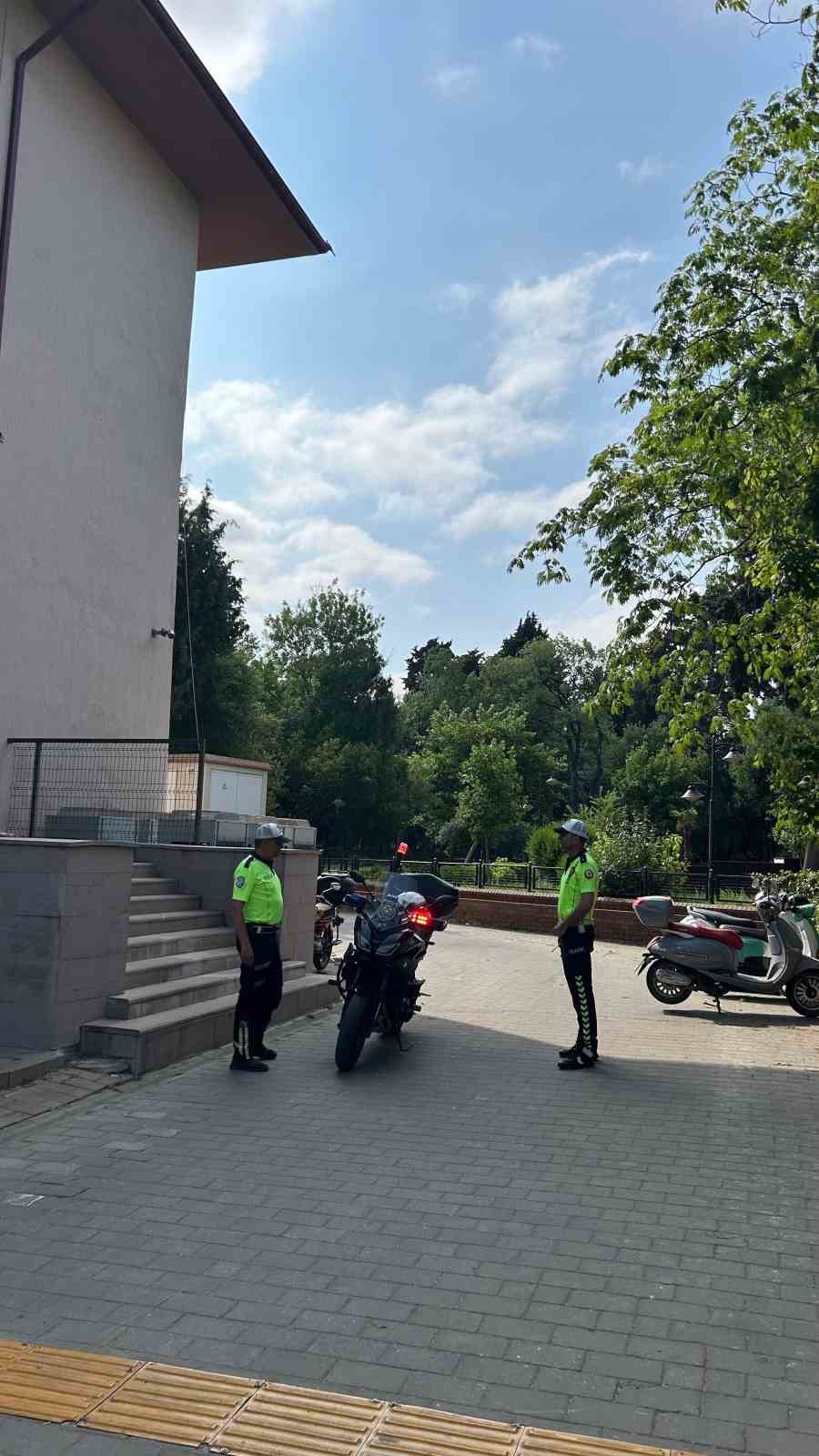 Çanakkale’de sınava geç kalan öğrencileri polis ekipleri yetiştirdi
