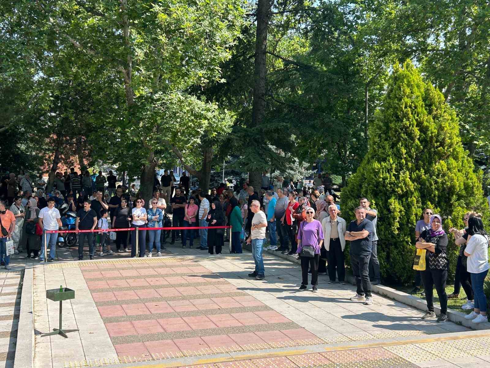 Kapılar kapatıldıktan 10 dakika sonra gelen aday YKS’ye giremedi
