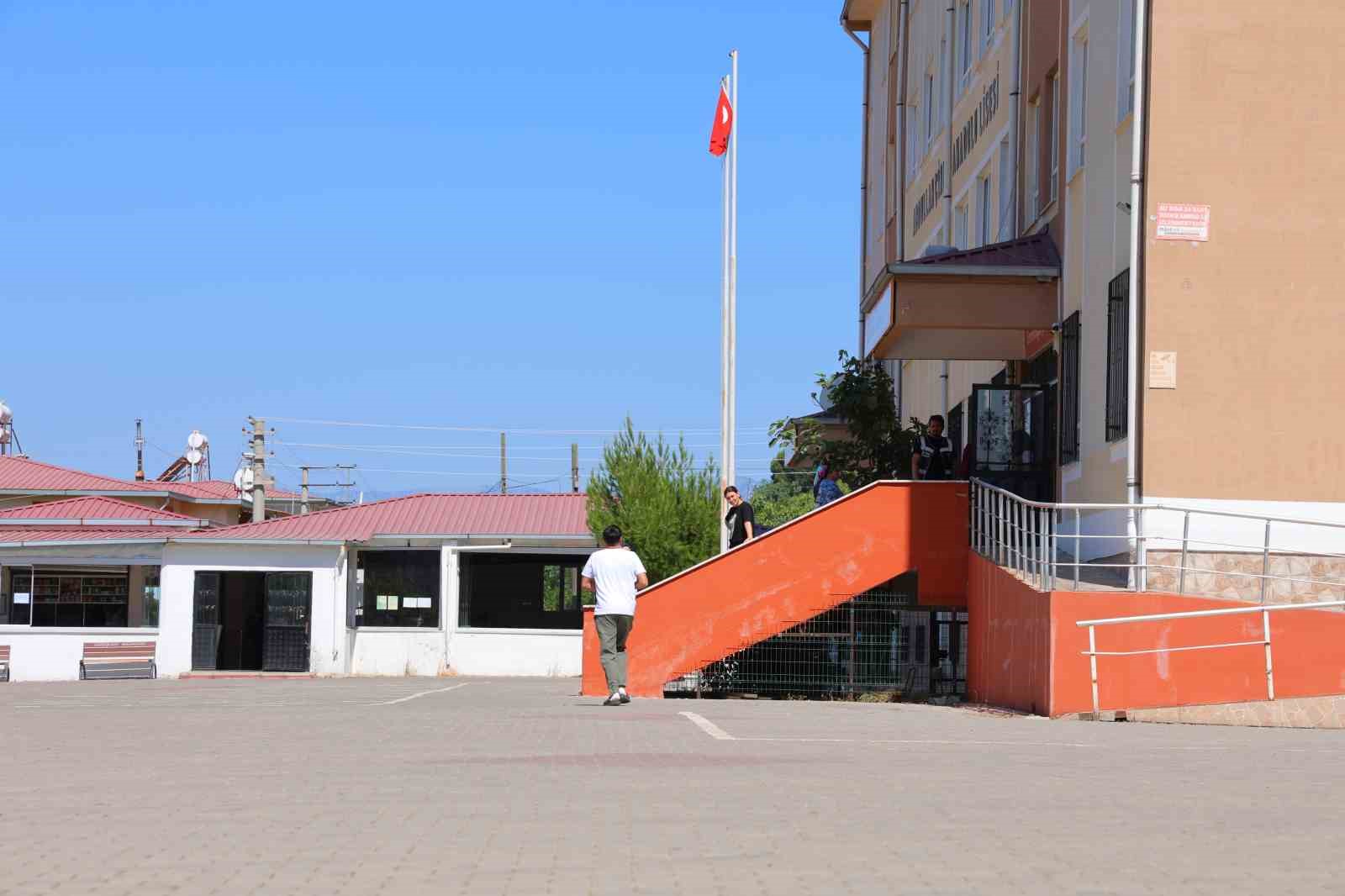 Kahramanmaraş’ta YKS maratonu: Sınava geç kalınca kapıdan bakıp geri gitti