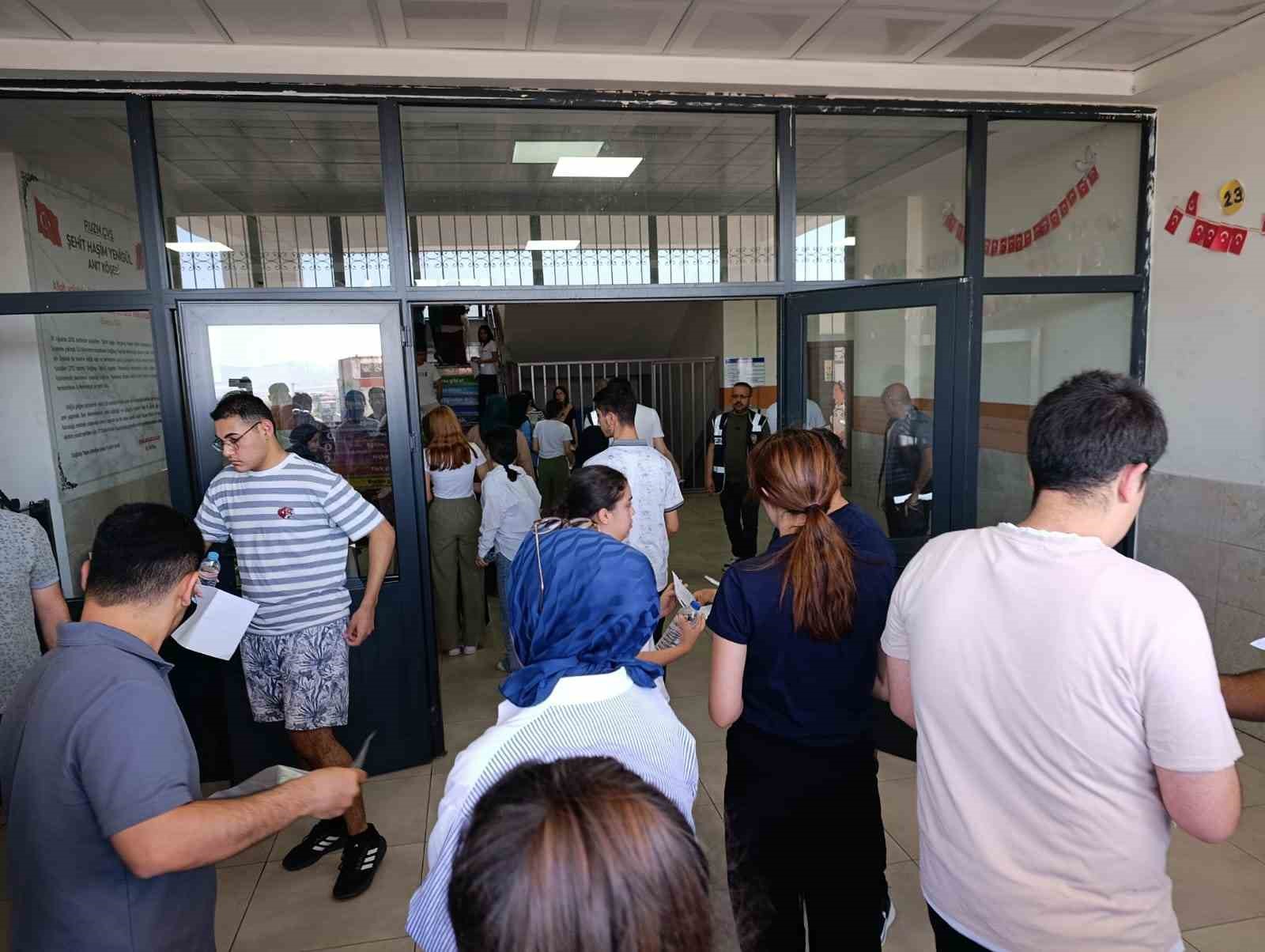 Kahramanmaraş’ta YKS maratonu: Sınava geç kalınca kapıdan bakıp geri gitti
