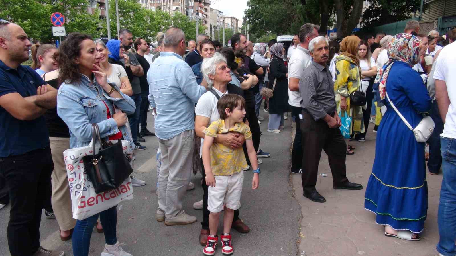YKS heyecanı: &Ouml;ğrenciler salonda, aileler dışarda ter d&ouml;kt&uuml;
