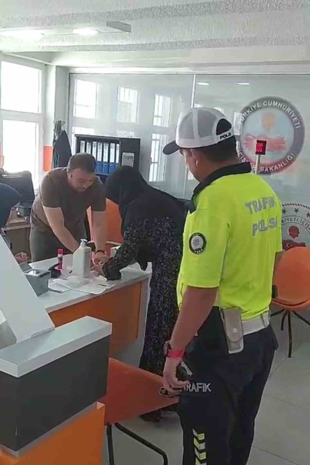 Kimliğini unutan öğrencinin imdadına polis yetişti, son dakika gelen sınava alınmadı