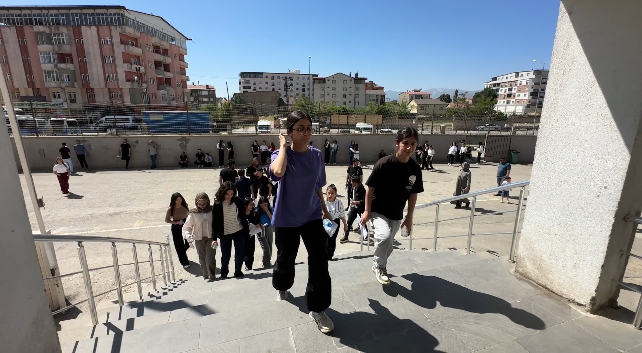 Yüksekova’da YKS heyecanı: 24 okulda 6 bin 600 öğrenci sınava girdi