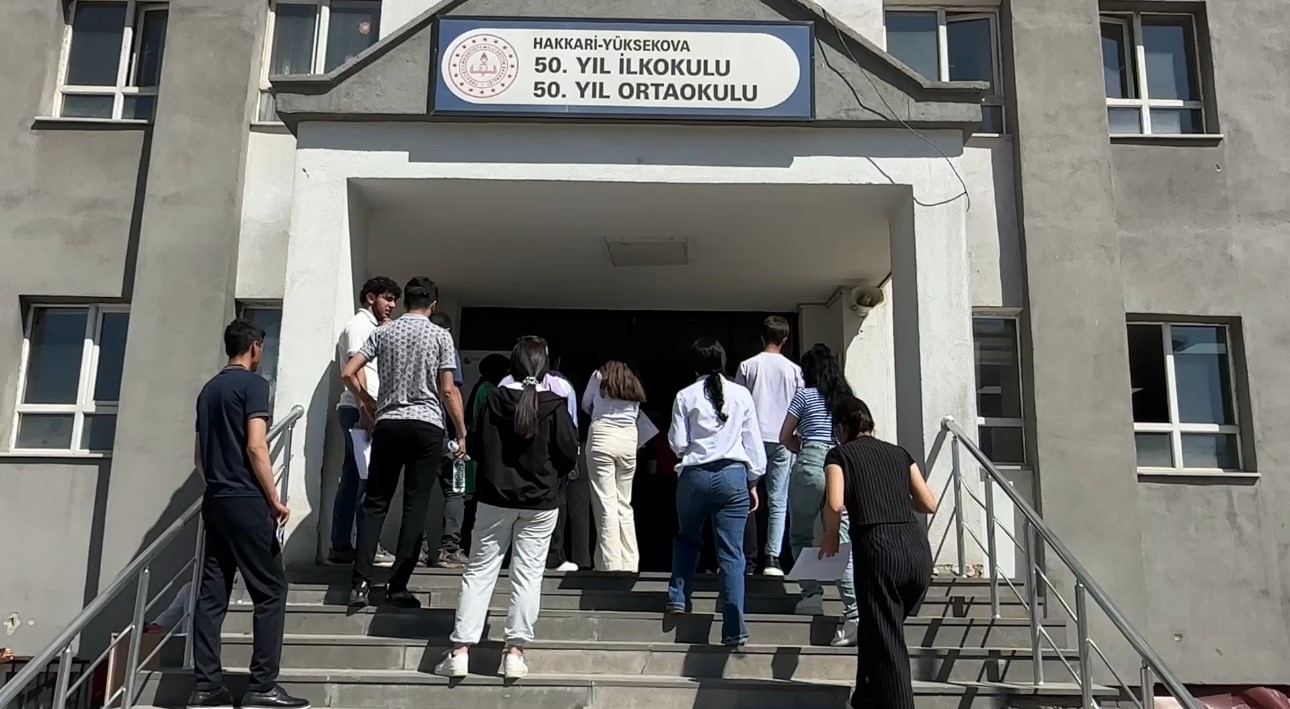 Yüksekova’da YKS heyecanı: 24 okulda 6 bin 600 öğrenci sınava girdi
