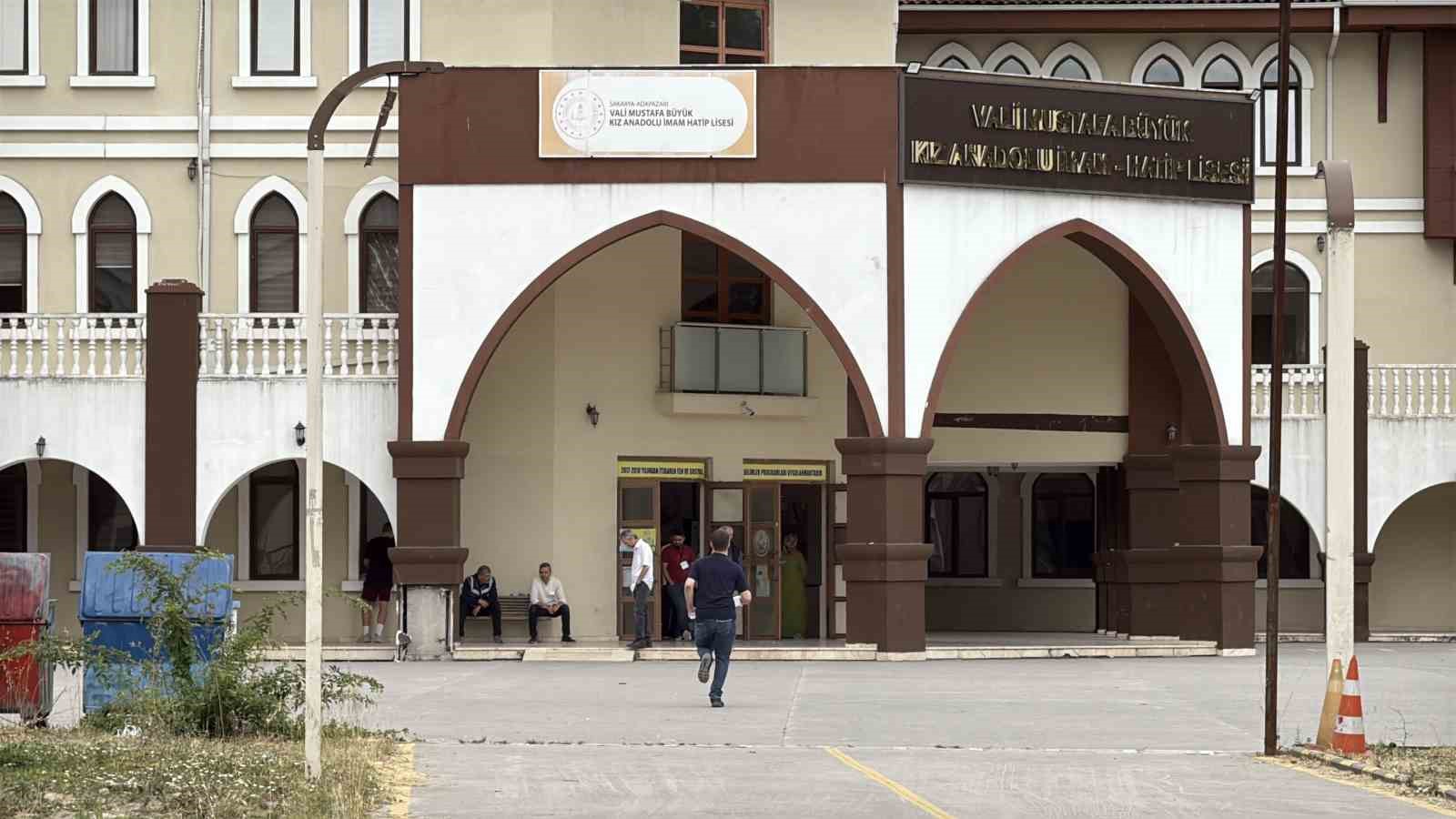 YKS’nin ilk oturumu başladı: Öğrenciler sınavda, veliler dışarda ter döküyor