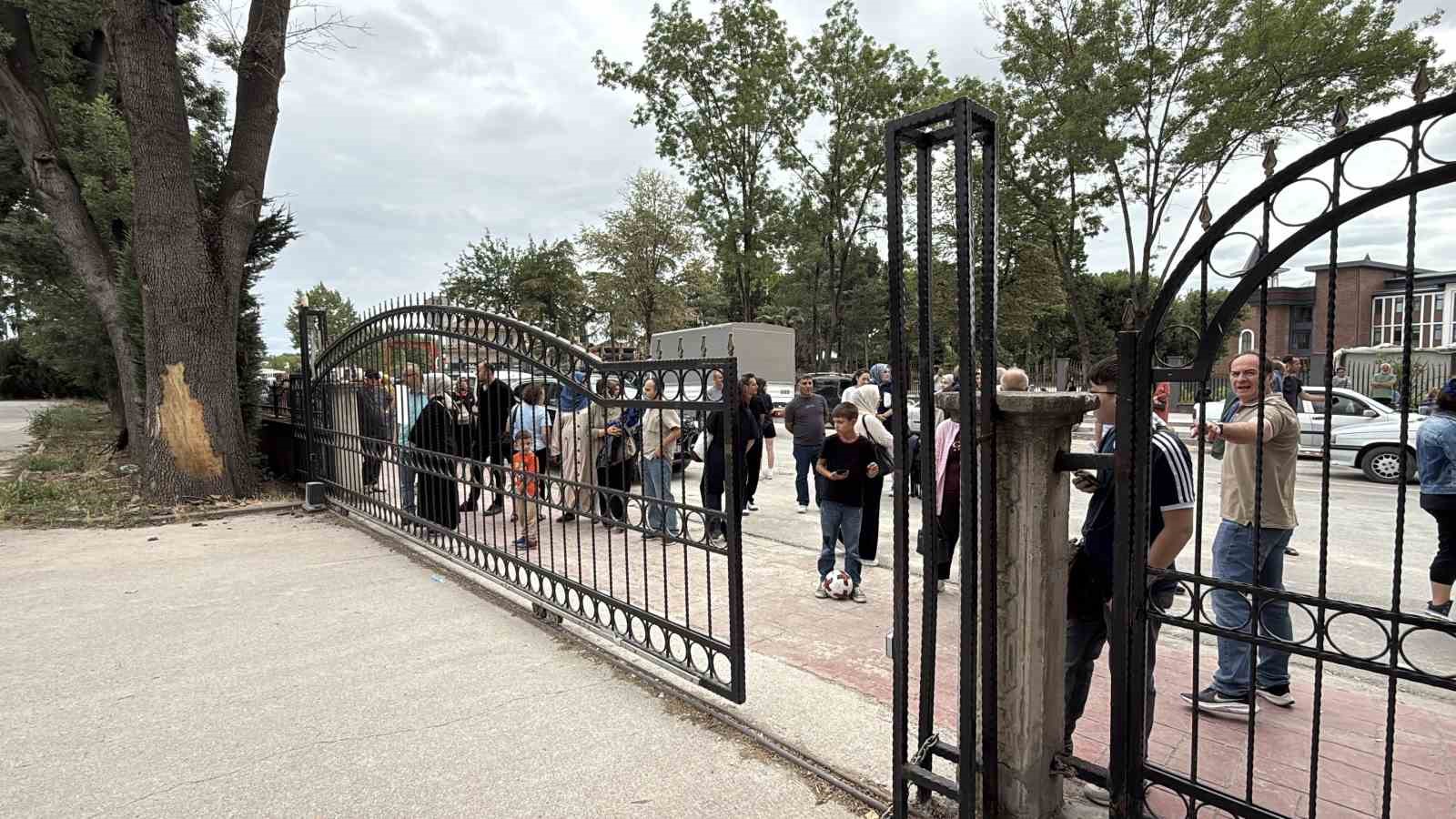 YKS’nin ilk oturumu başladı: Öğrenciler sınavda, veliler dışarda ter döküyor
