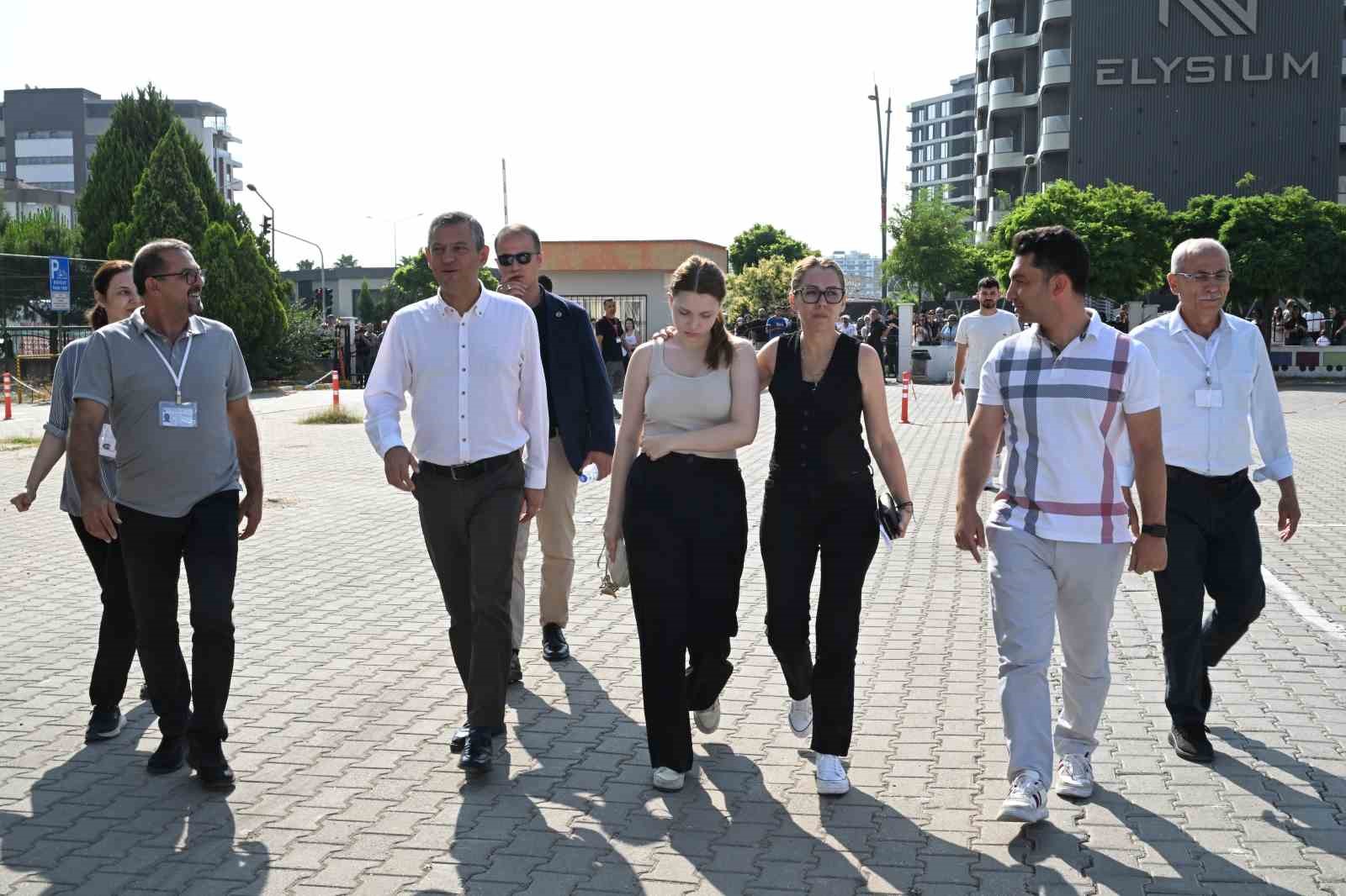 Ferdi Zeyrek’in kızı Nehir, TYT’ye CHP Lideri Özgür Özel ve annesiyle geldi