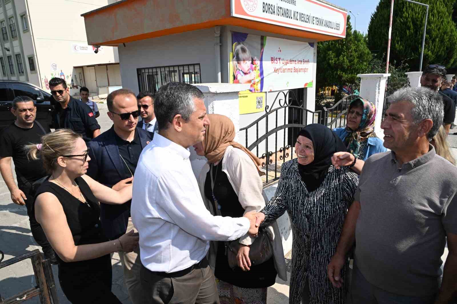 Ferdi Zeyrek’in kızı Nehir, TYT’ye CHP Lideri Özgür Özel ve annesiyle geldi
