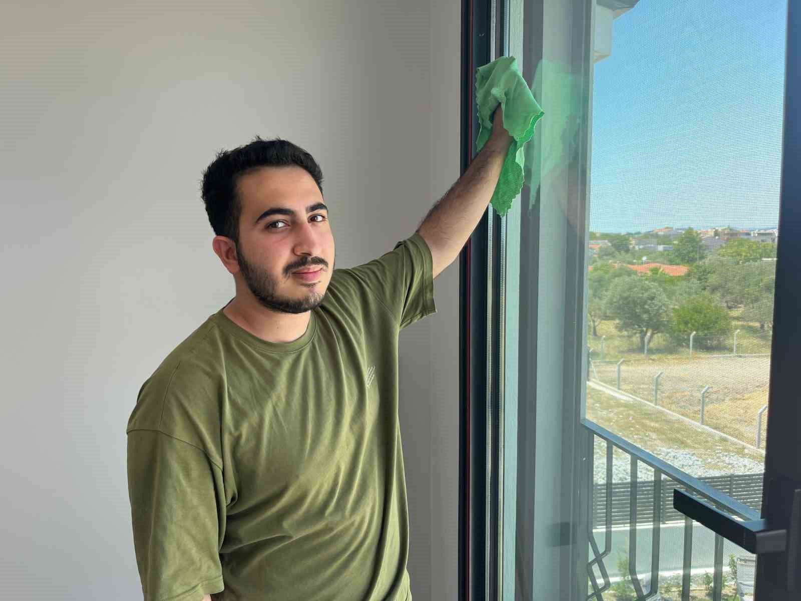 Üniversite sıralarından ev temizliğine: &quot;Öğrenci İşleri Temizlik&quot;