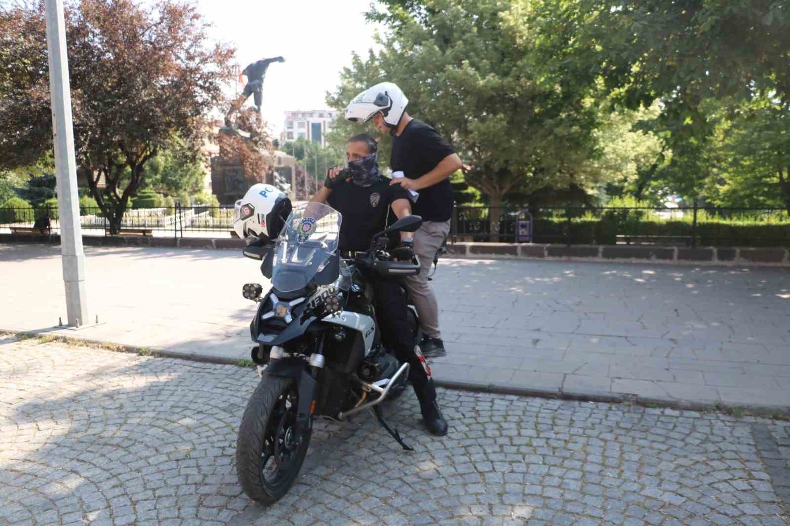 Afyonkarahisar’da YKS sınavına giren birçok adayın imdadına polis yetişti
