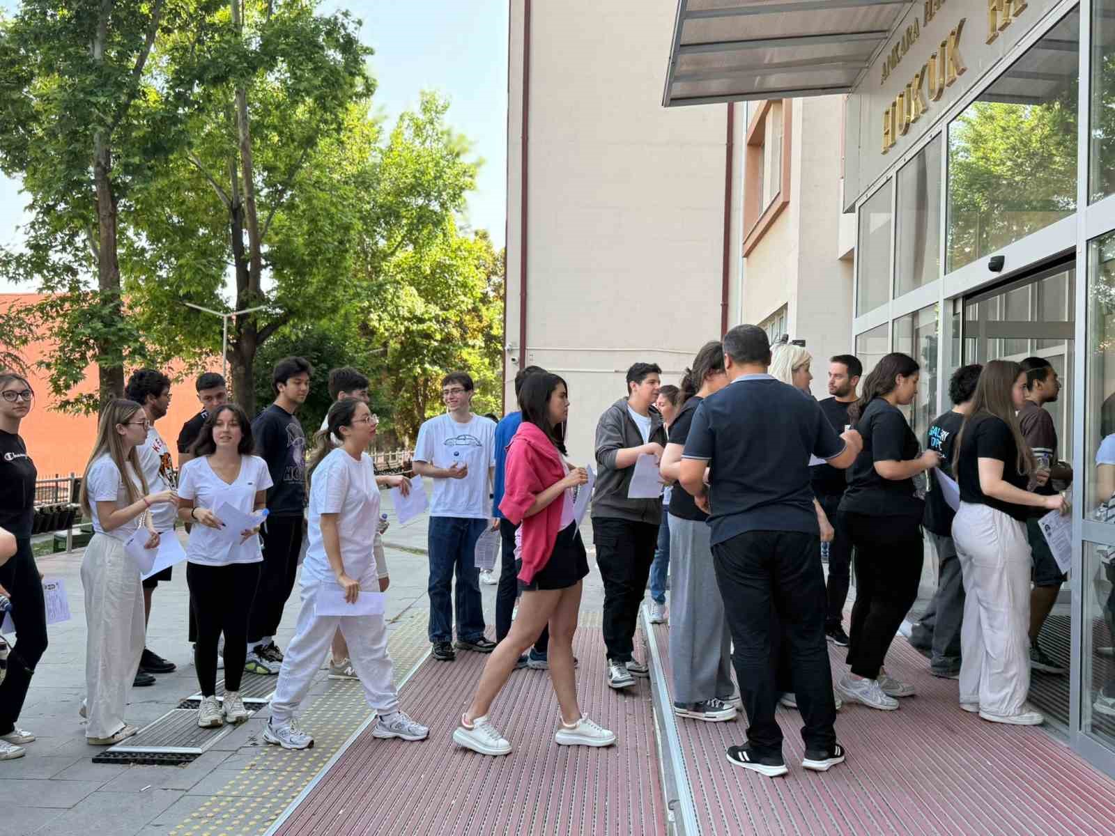 YKS&rsquo;nin ilk oturumu TYT başladı
