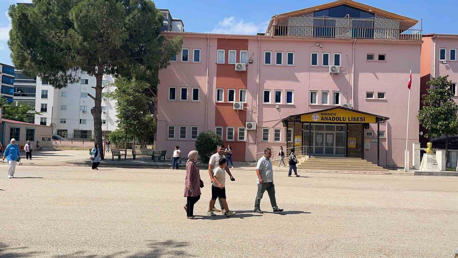 Osmaniye’de bazı öğrenciler sınava son dakikada yetişti