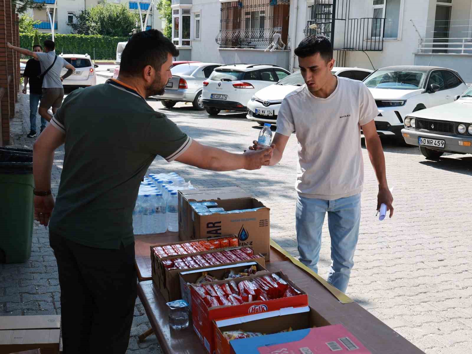 Tokat Belediyesi’nden YKS velilerine 27 okulda ikram hizmeti