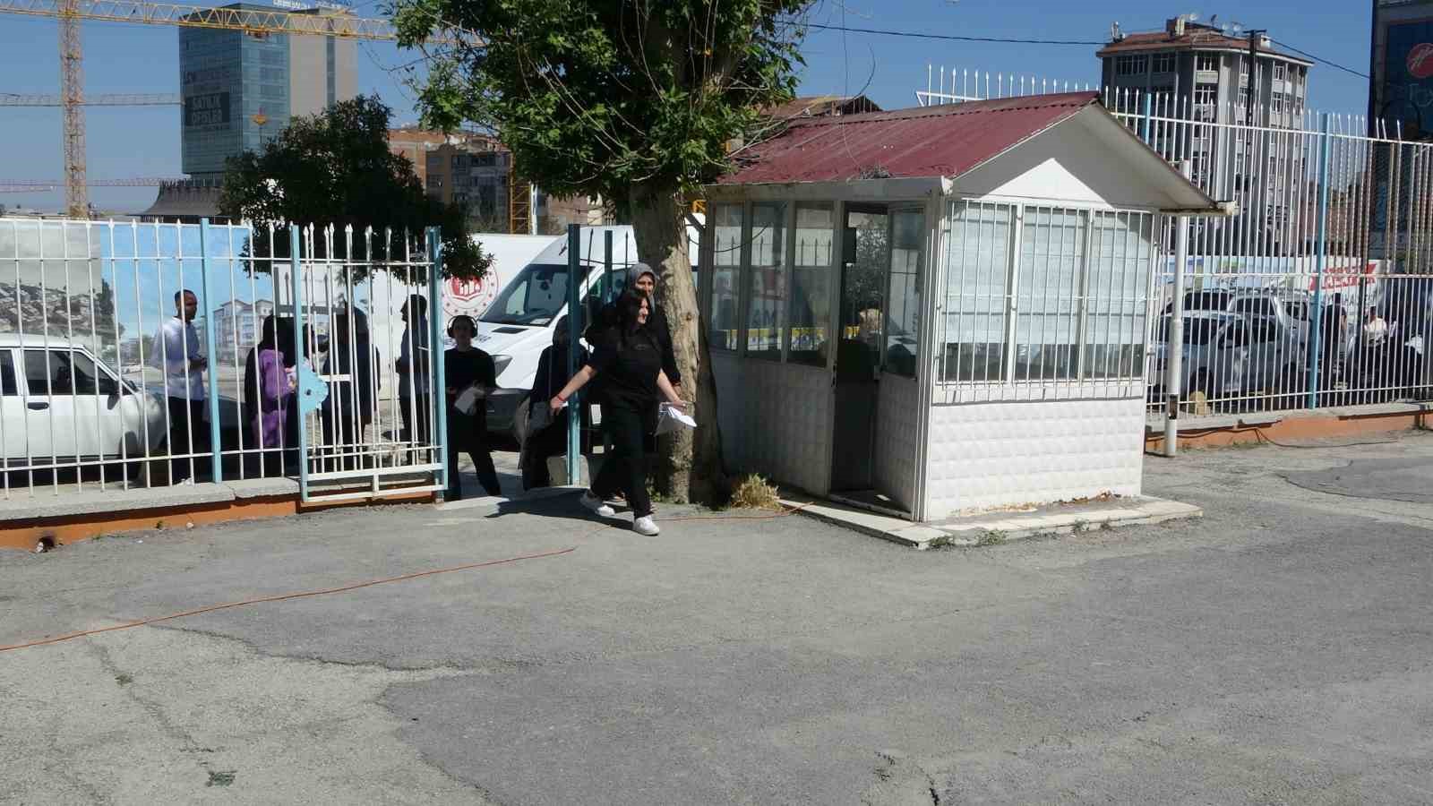 Malatya’da TYT heyecanı: Veliler dışarda, öğrenciler içeride ter döktü