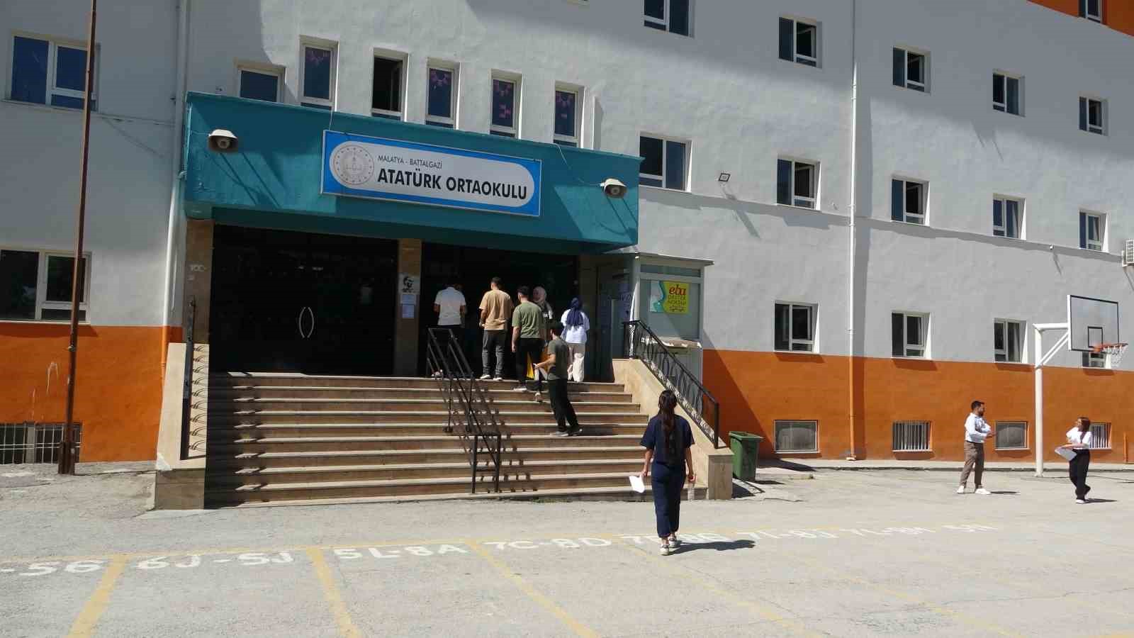 Malatya&rsquo;da TYT heyecanı: Veliler dışarda, &ouml;ğrenciler i&ccedil;eride ter d&ouml;kt&uuml;
