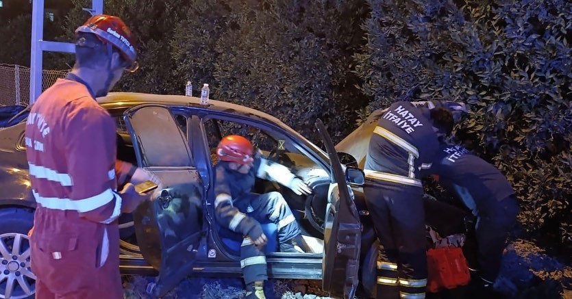 Dörtyol’da elektrik direğine çarpan otomobilin sürücüsü yaralandı
