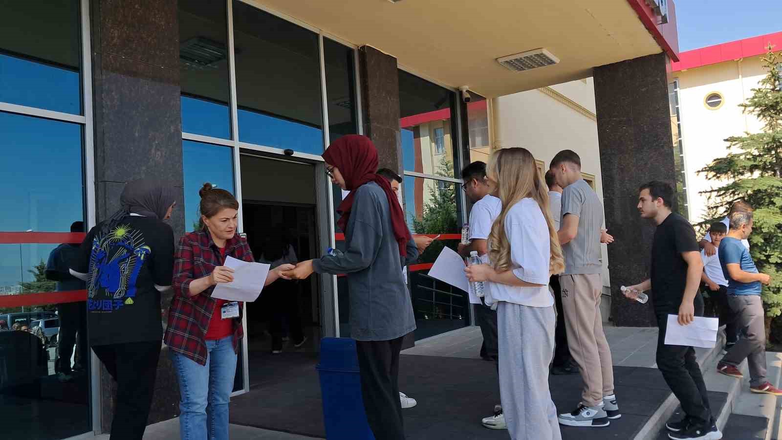Karaman’da YKS’ye geç kalan adaylar sınava alınmadı