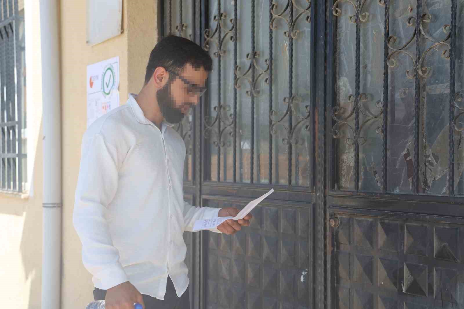 Salına salına yürüyerek geç kaldığı sınav merkezinden arkasına bakarak geri döndü
