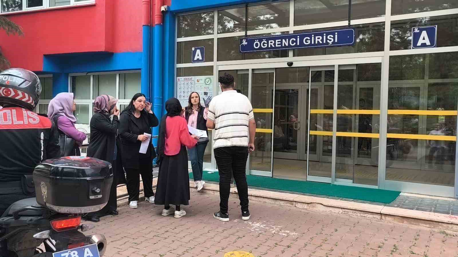 Karab&uuml;k&rsquo;te YKS&rsquo;ye ge&ccedil; kalan &ouml;ğrenciler i&ccedil;eri alınmadı
