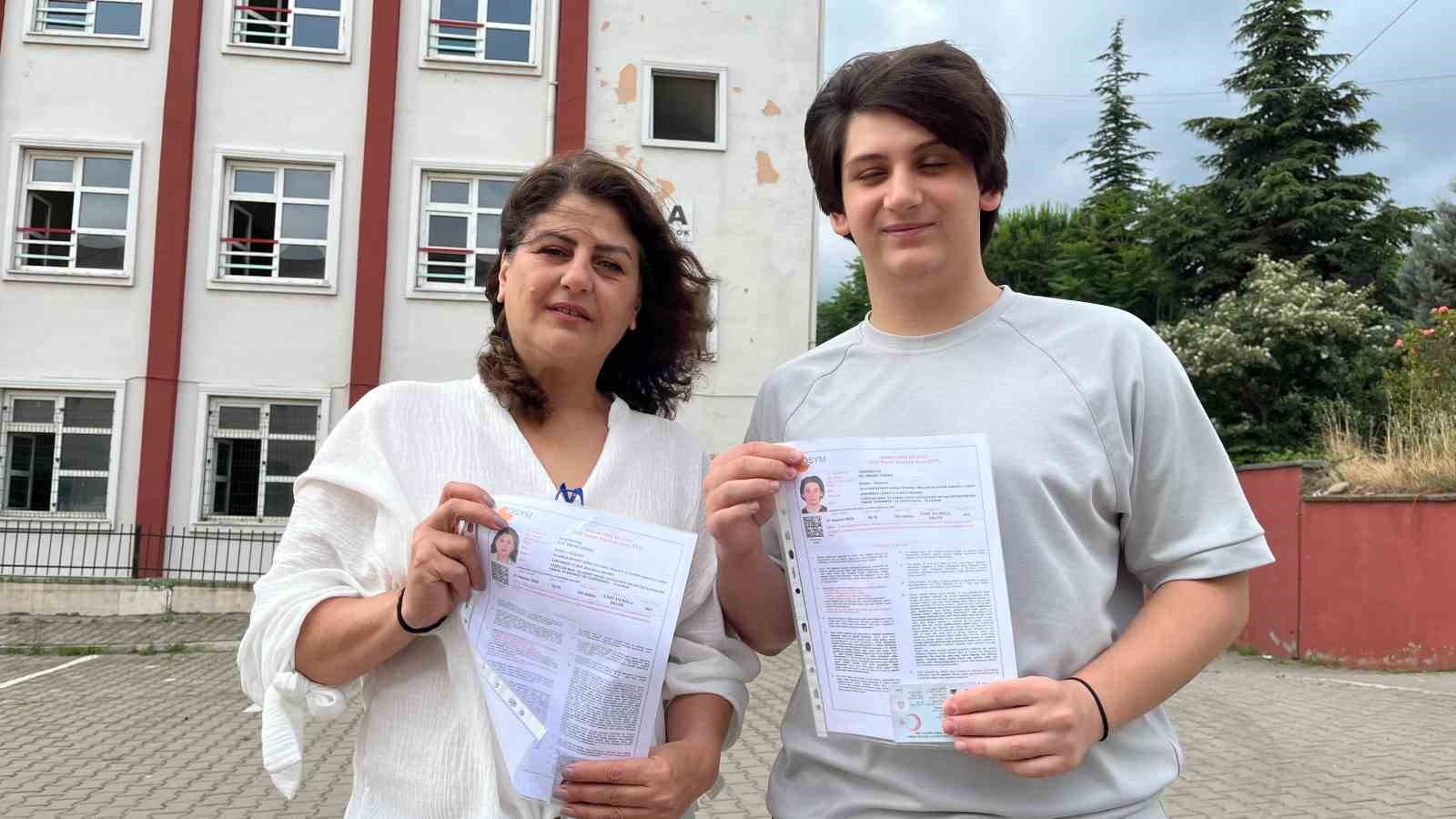 Anne oğul aynı okulda sınava girdiler
