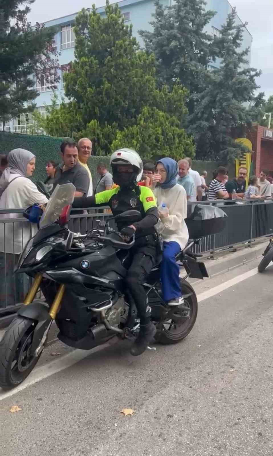 Okulları karıştırınca motosikletli polis okula böyle yetiştirdi
