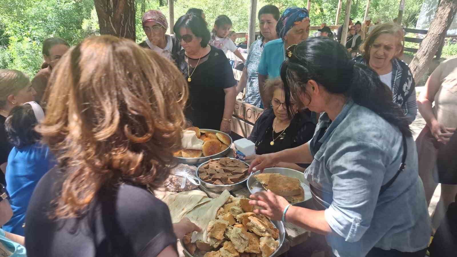 Manisa Büyükşehir Belediye Başkanı Zeyrek için Tunceli’de lokma dağıtıldı