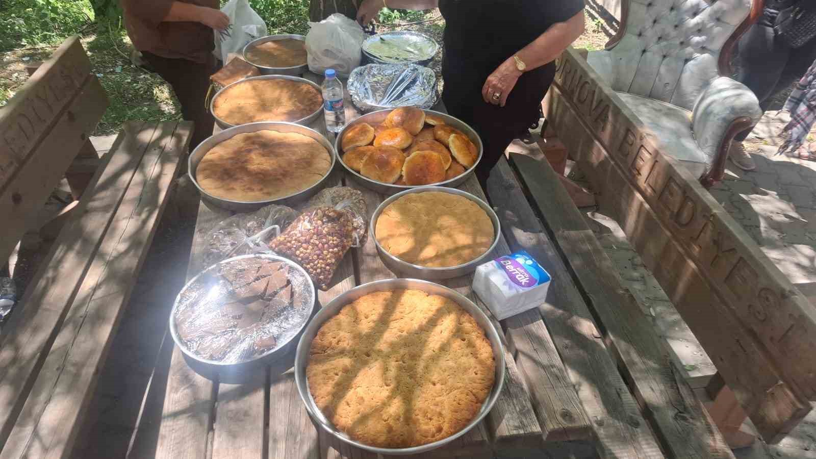 Manisa B&uuml;y&uuml;kşehir Belediye Başkanı Zeyrek i&ccedil;in Tunceli&rsquo;de lokma dağıtıldı
