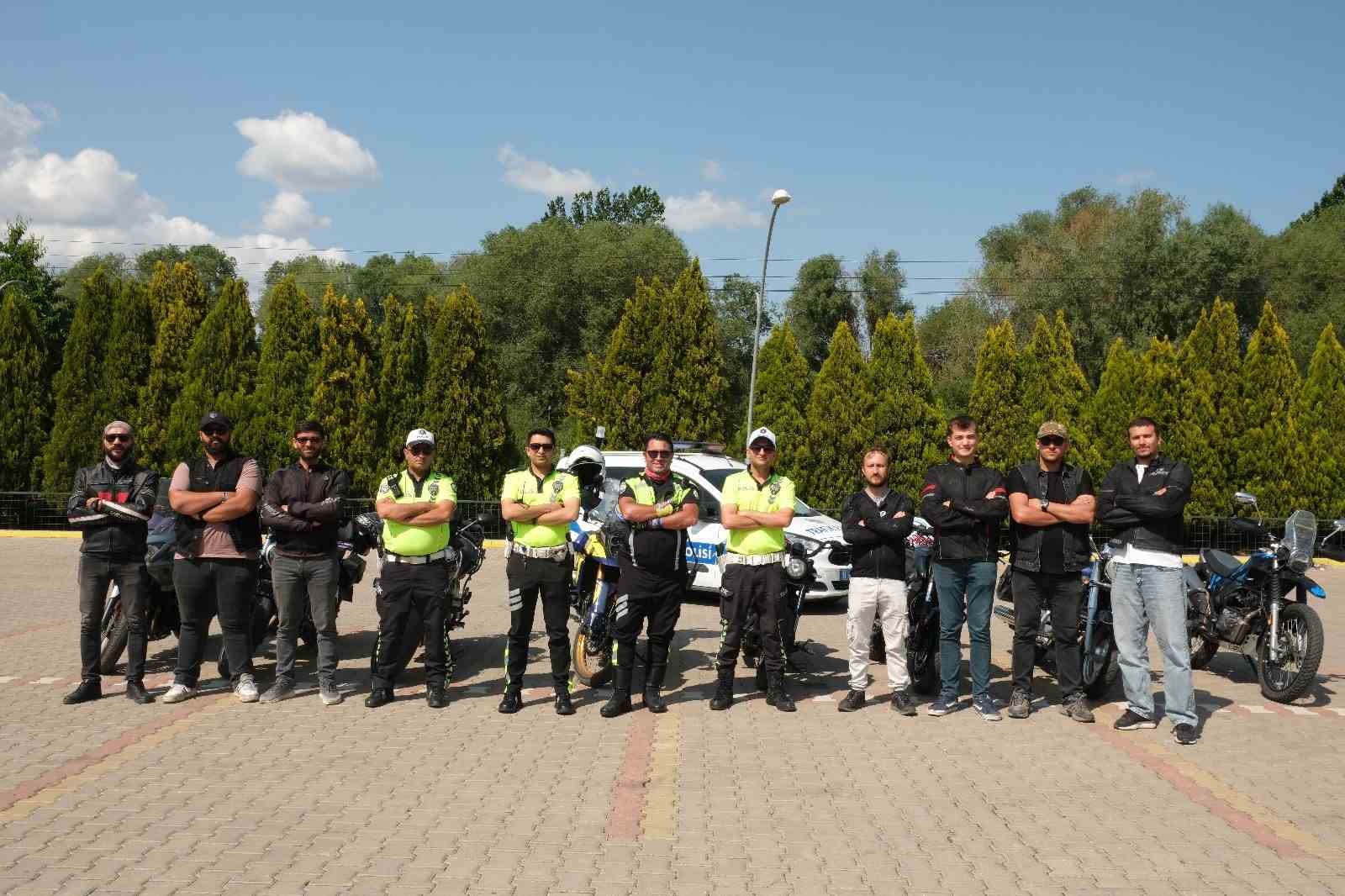 En &ccedil;ok motosiklet kazasının yaşandığı Bilecik&rsquo;te s&uuml;r&uuml;c&uuml;lerine uygulamalı eğitim verildi
