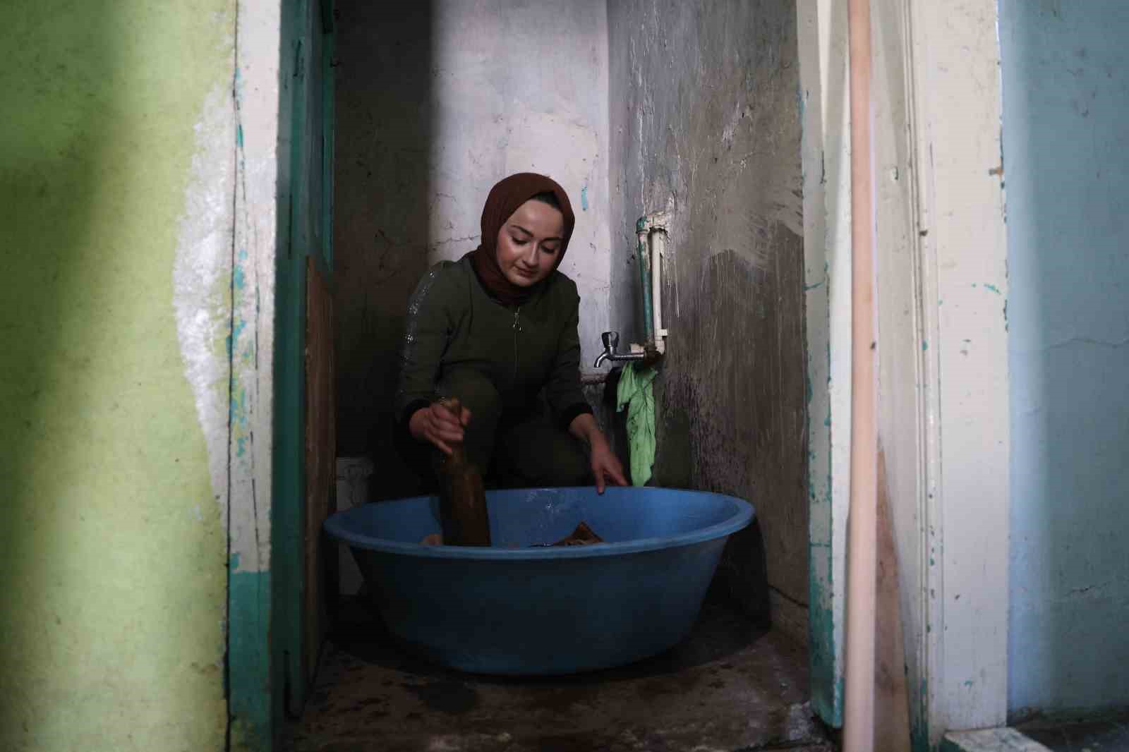 Sosyal sorumluluğun güzel örneği: Yaşlı kadının evini temizleyip gıda yardımı yaptılar
