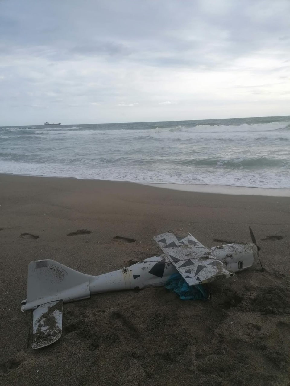 Sahile balık değil, savaş bölgesinde kullanıldığı düşünülen hava aracı vurdu