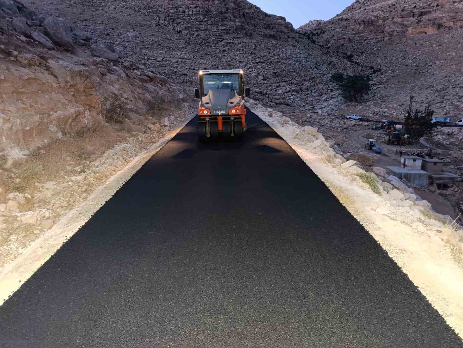 Siirt’te kırsal yollar sıcak asfaltla buluşuyor
