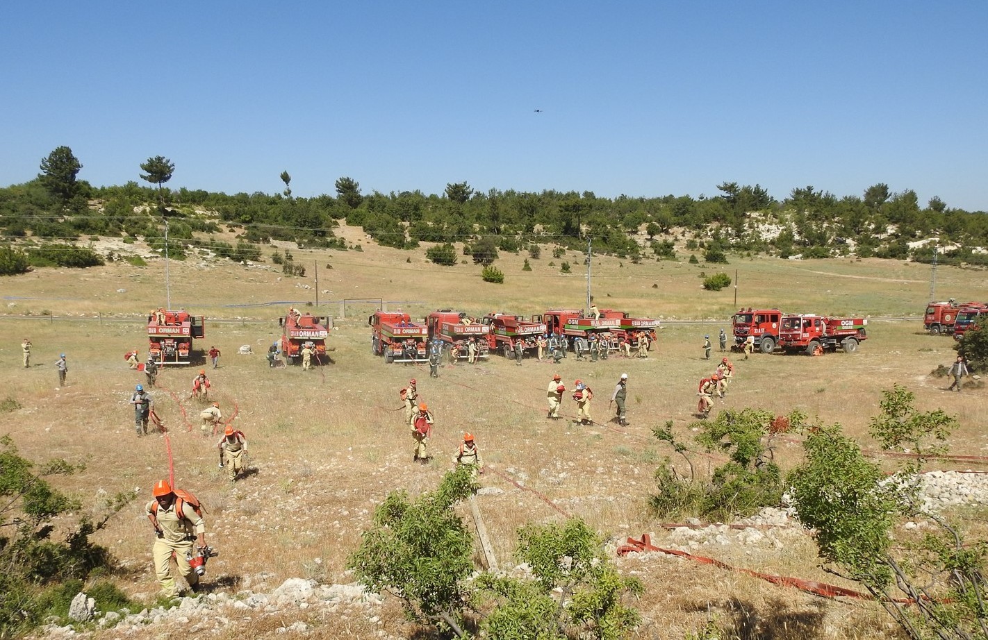 Yeni göreve başlayan yangın işçilerine uygulamalı eğitim
