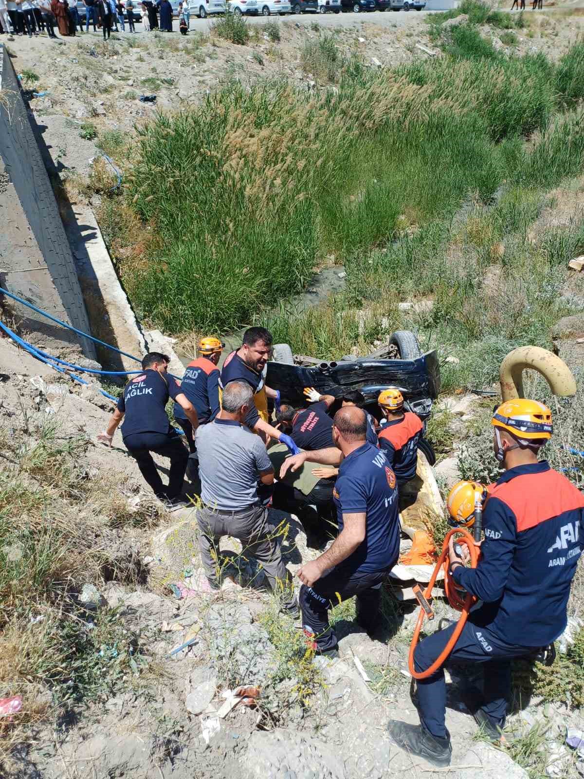 Van’da trafik kazası sonucu 5 kişi yaralandı, İhlas Haber Ajansı bildirdi.