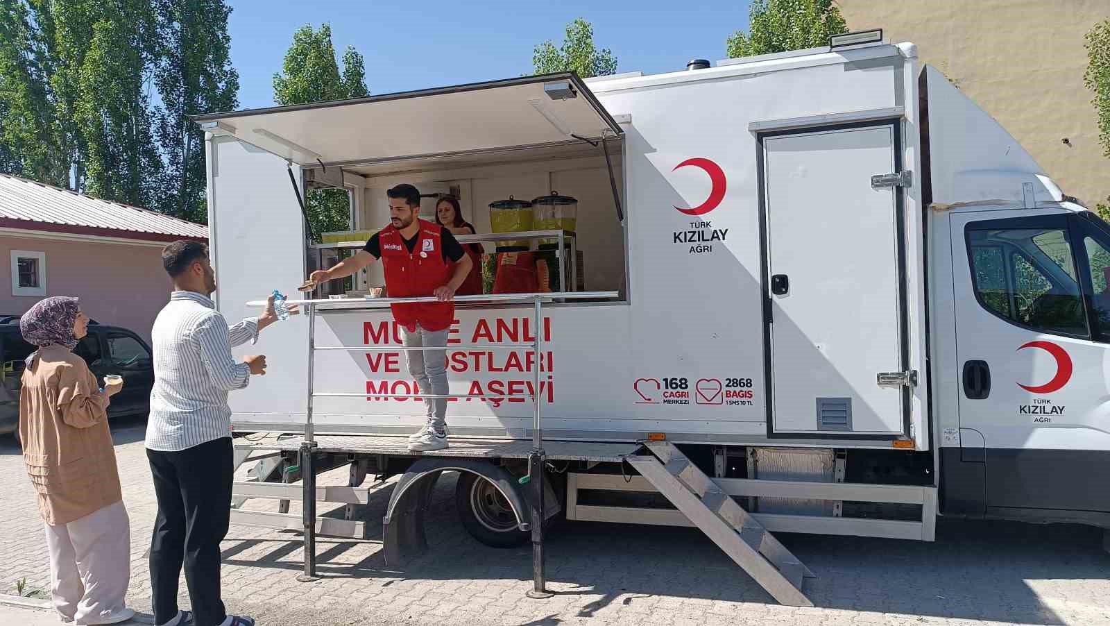 Ağrı’da Kızılay gönüllülerinden YKS’de öğrenci ve velilere ikram