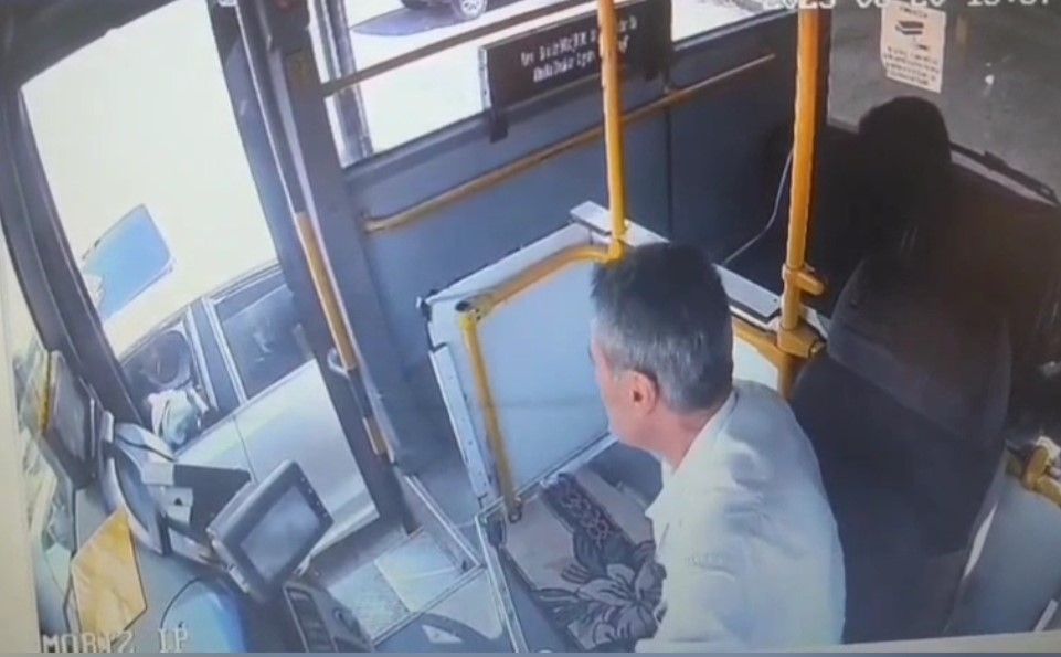 Gaziantep&rsquo;te otob&uuml;s şof&ouml;r&uuml;ne direksiyon başında silahlı saldırı: O anlar kamerada 
