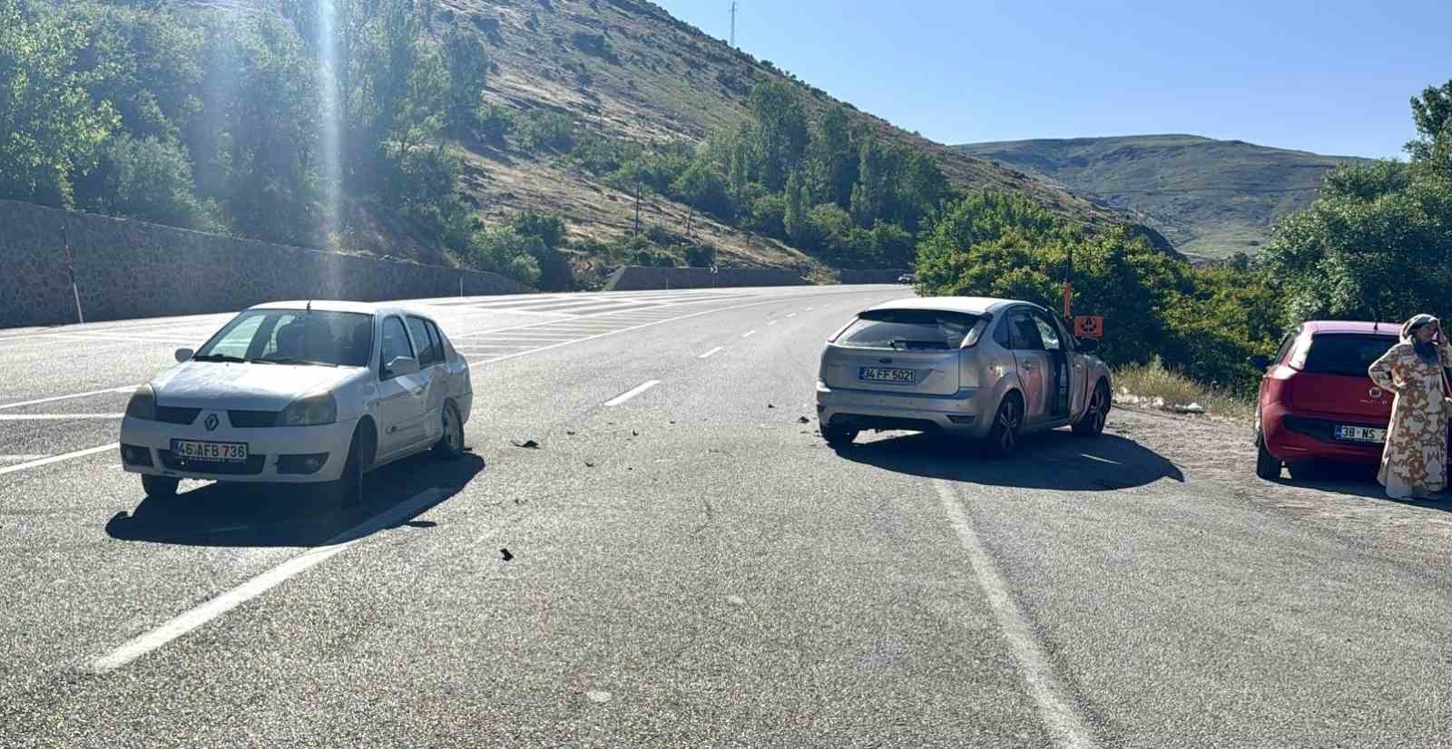 Malatya&rsquo;da 2 otomobil &ccedil;arpıştı: 1 yaralı
