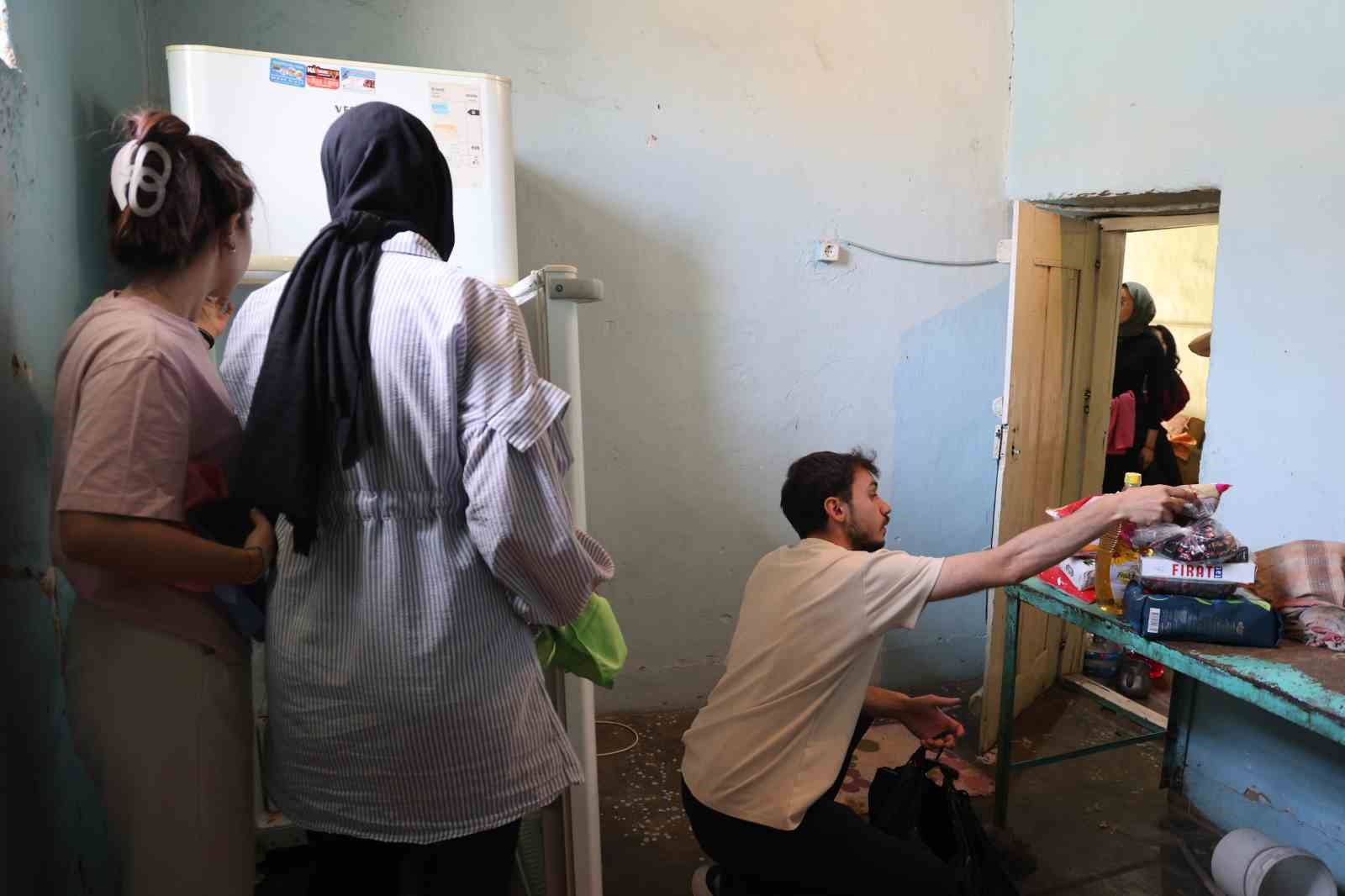 Sosyal sorumluluğun güzel örneği: Yaşlı kadının evini temizleyip gıda yardımı yaptılar