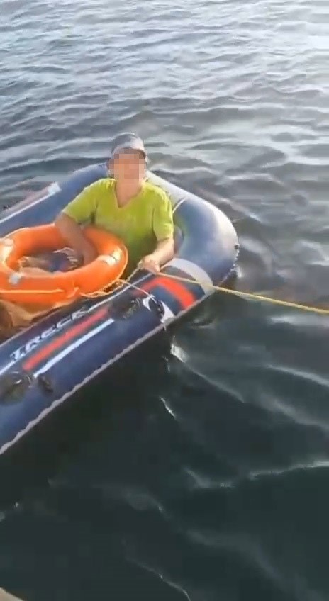 Tekirdağ a&ccedil;ıklarında denizde s&uuml;r&uuml;klenen kişi polis tarafından kurtarıldı
