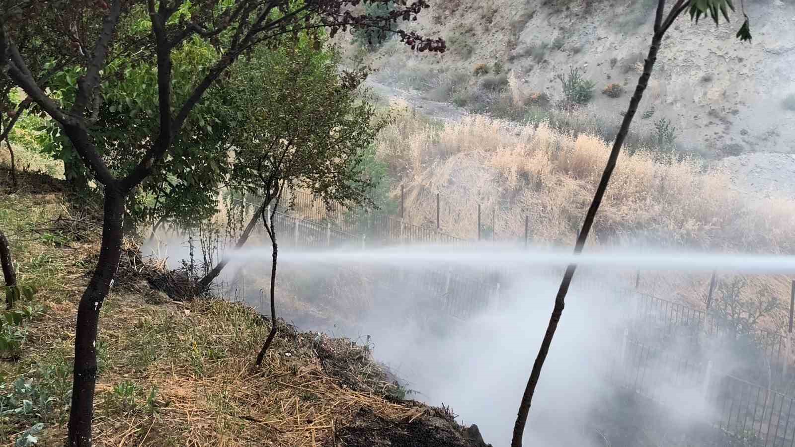 Otluk alanda &ccedil;ıkan &ouml;rt&uuml; yangını b&uuml;y&uuml;meden s&ouml;nd&uuml;r&uuml;ld&uuml;
