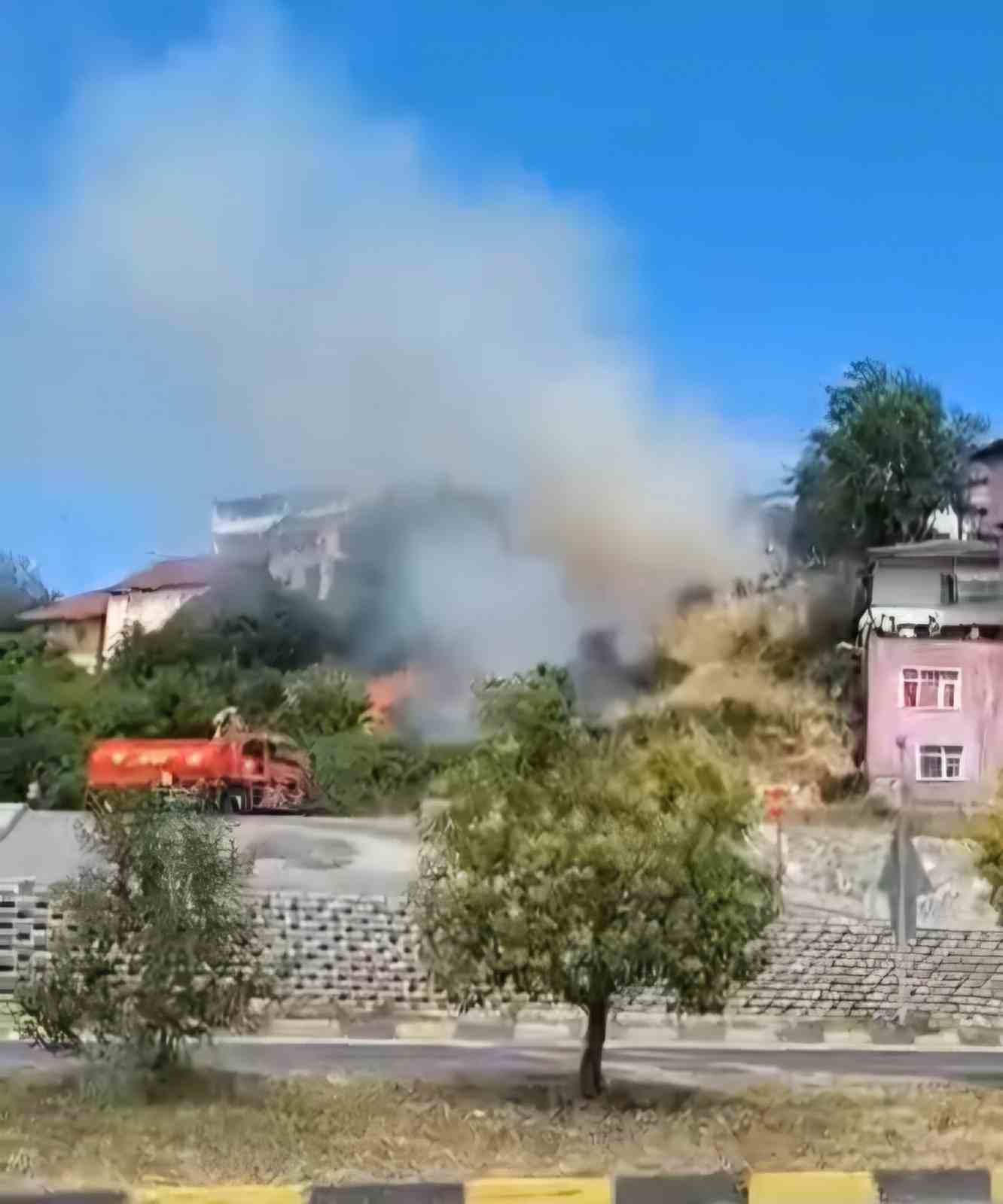 Bah&ccedil;e yangını korkuttu
