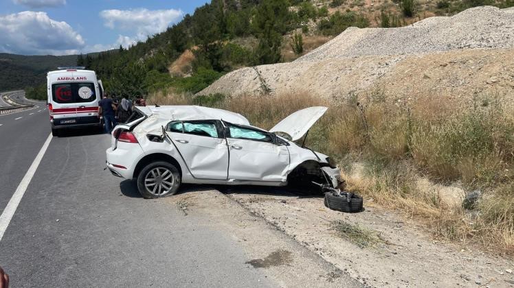 Kontrolden çıkan otomobil su kanalına uçtu