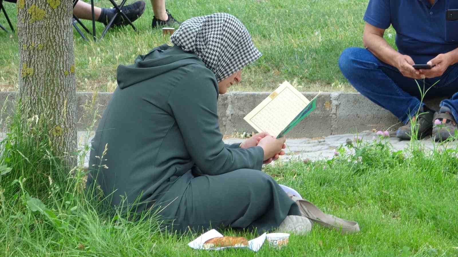 Isparta’da YKS heyecanı başladı öğrenciler sınavda, aileler dışarıda ter döktü